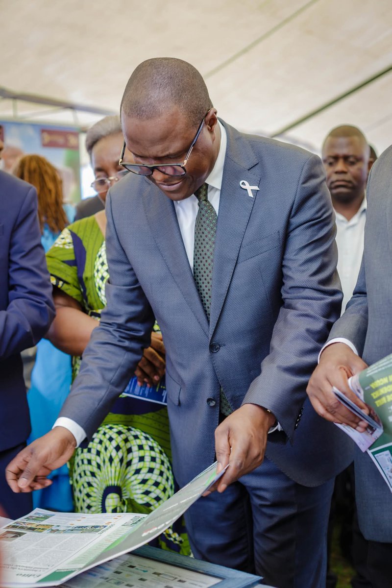 #Actualités l Le Min, le Dr <a href="/mamboula_s/">simplicedesiremamboula</a> a présidé le 22 oct, à  l’Univ Omar Bongo, la cérémonie d’ouverture de la Journée Portes Ouvertes sur les Métiers de l’Immobilier, organisée à l’occasion du lancement officiel de la Licence Professionnelle sur les Métiers de l’Immobilier.