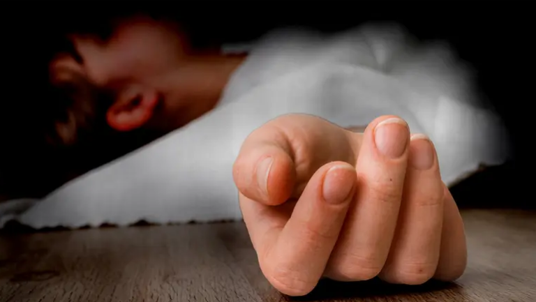 🔹مشهد من داخل #مشرحة_الهواري – شهادة تفطر القلب

شاب ليبي كان حاضر وقت وصول جثث أطفال بنغازي السبعة كتب:
"خمسة أولاد وبنتان.. وجوههم ساكنة كأنهم نايمين والتوأم متعانقان في حضن بعض والبنت الكبيرة ميار ممدودة إيديها كأنها تحاول تحمي إخوتها"
كلماته وجعت قلوب اللي قروها💔
#ليبيا