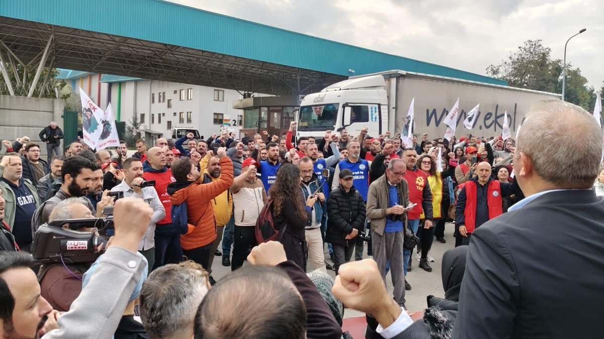DursunnKaratas's tweet image. Birleşik Metal-İş Sendikası Gebze 1 No’lu Şubesi’ne bağlı #SmartSolar işyerinde yürütülen toplu iş sözleşmesi görüşmelerinde anlaşma sağlanamadığı için işçiler, greve çıktılar.
Petrol-İş Gebze Şubesi olarak, Smart Solar işçilerinin haklı grevinde yanlarındayız!