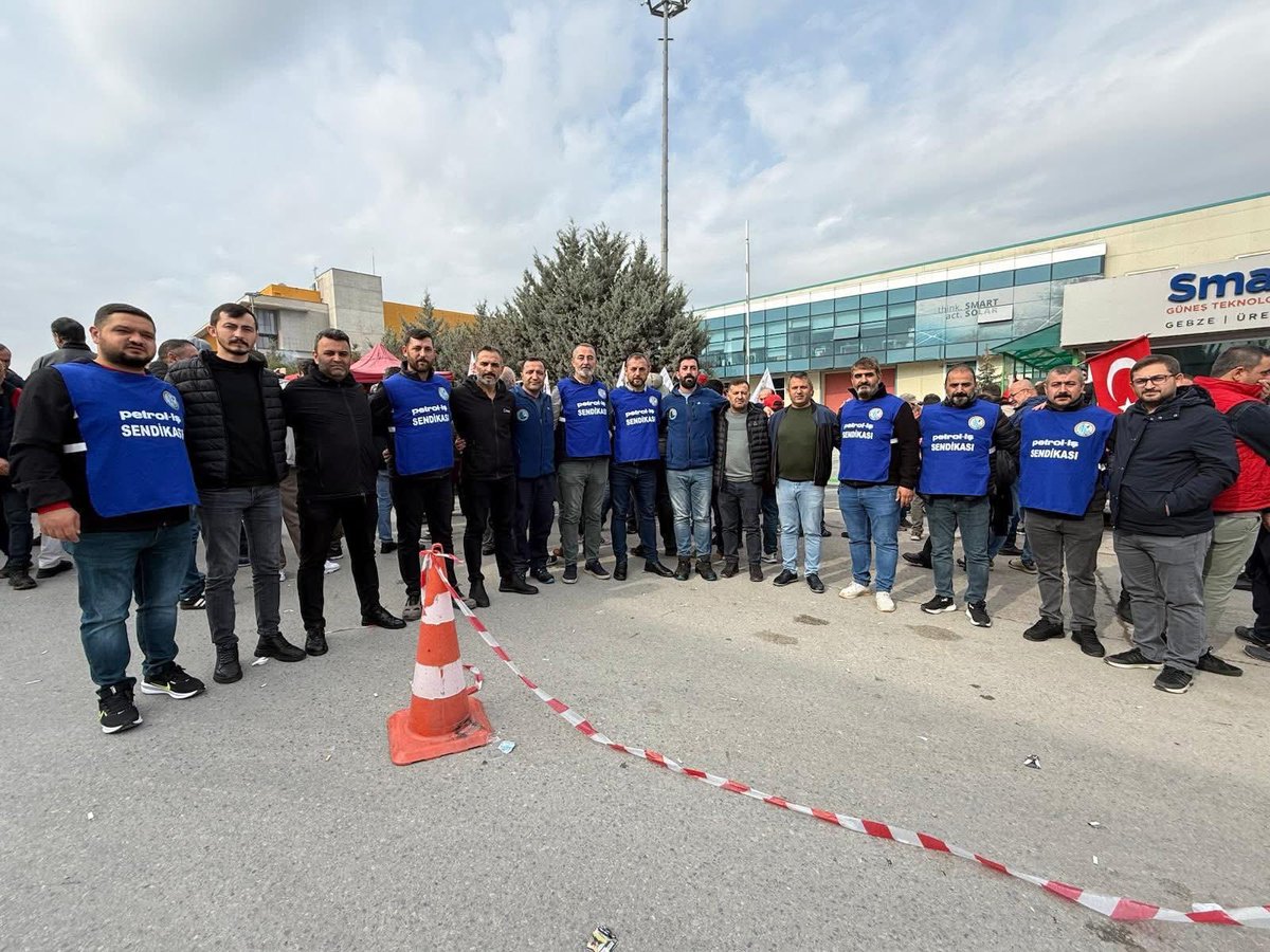 DursunnKaratas's tweet image. Birleşik Metal-İş Sendikası Gebze 1 No’lu Şubesi’ne bağlı #SmartSolar işyerinde yürütülen toplu iş sözleşmesi görüşmelerinde anlaşma sağlanamadığı için işçiler, greve çıktılar.
Petrol-İş Gebze Şubesi olarak, Smart Solar işçilerinin haklı grevinde yanlarındayız!