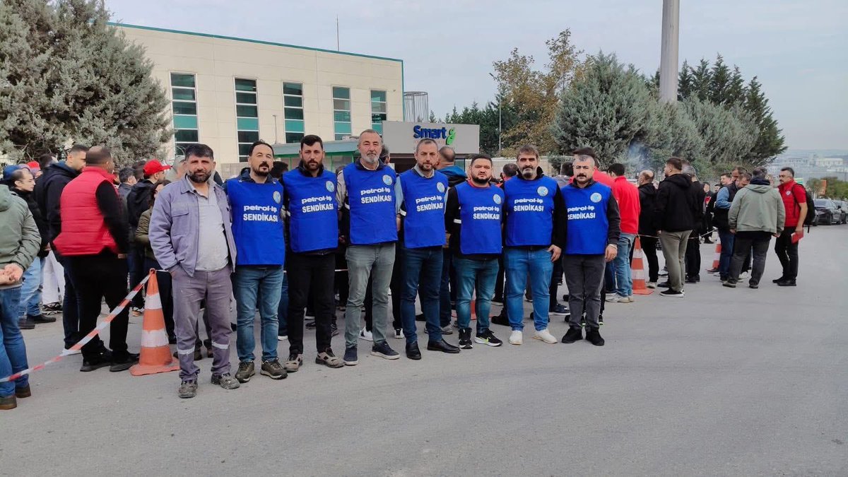 DursunnKaratas's tweet image. Birleşik Metal-İş Sendikası Gebze 1 No’lu Şubesi’ne bağlı #SmartSolar işyerinde yürütülen toplu iş sözleşmesi görüşmelerinde anlaşma sağlanamadığı için işçiler, greve çıktılar.
Petrol-İş Gebze Şubesi olarak, Smart Solar işçilerinin haklı grevinde yanlarındayız!