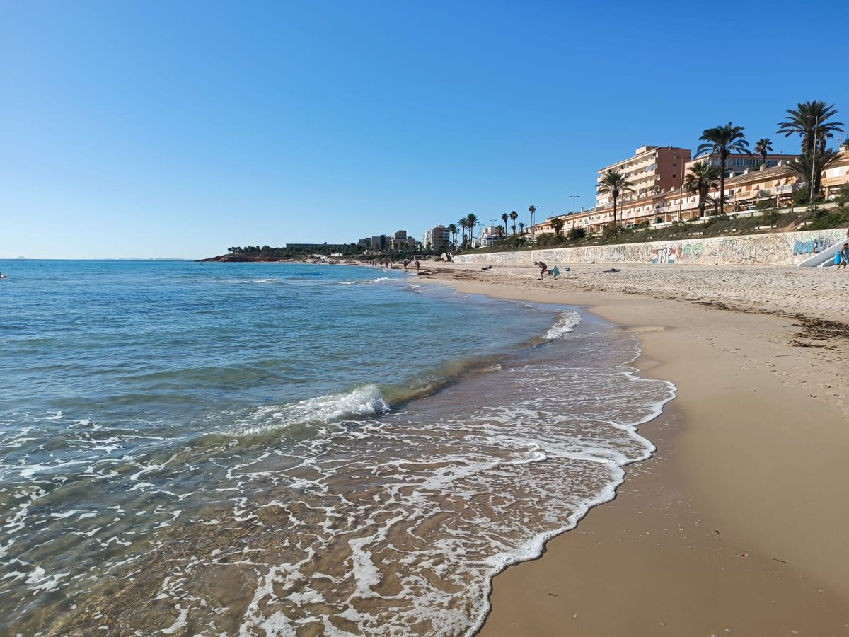 MeteOrihuela's tweet image. ¡#Veroño en estado puro! "Ponentada" en el área mediterránea, flujo de aire seco y recalentado, ayudando a subir las temperaturas por encima de los 30°C. Esta mañana (23/10/2025), vistas de la Playa de las #MilPalmeras, en #PilarDeLaHoradada (#Alicante). Imágenes: Germán Sánchez.