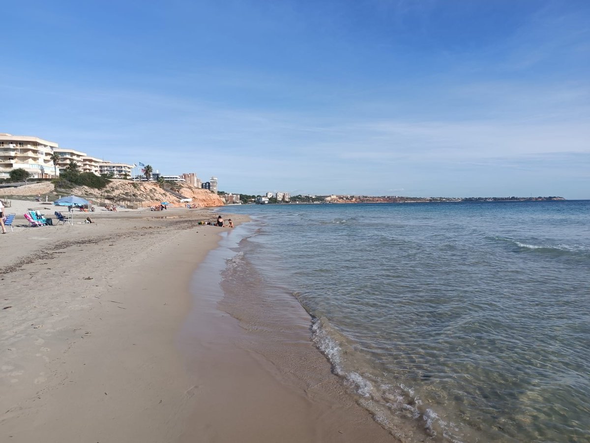 MeteOrihuela's tweet image. ¡#Veroño en estado puro! "Ponentada" en el área mediterránea, flujo de aire seco y recalentado, ayudando a subir las temperaturas por encima de los 30°C. Esta mañana (23/10/2025), vistas de la Playa de las #MilPalmeras, en #PilarDeLaHoradada (#Alicante). Imágenes: Germán Sánchez.