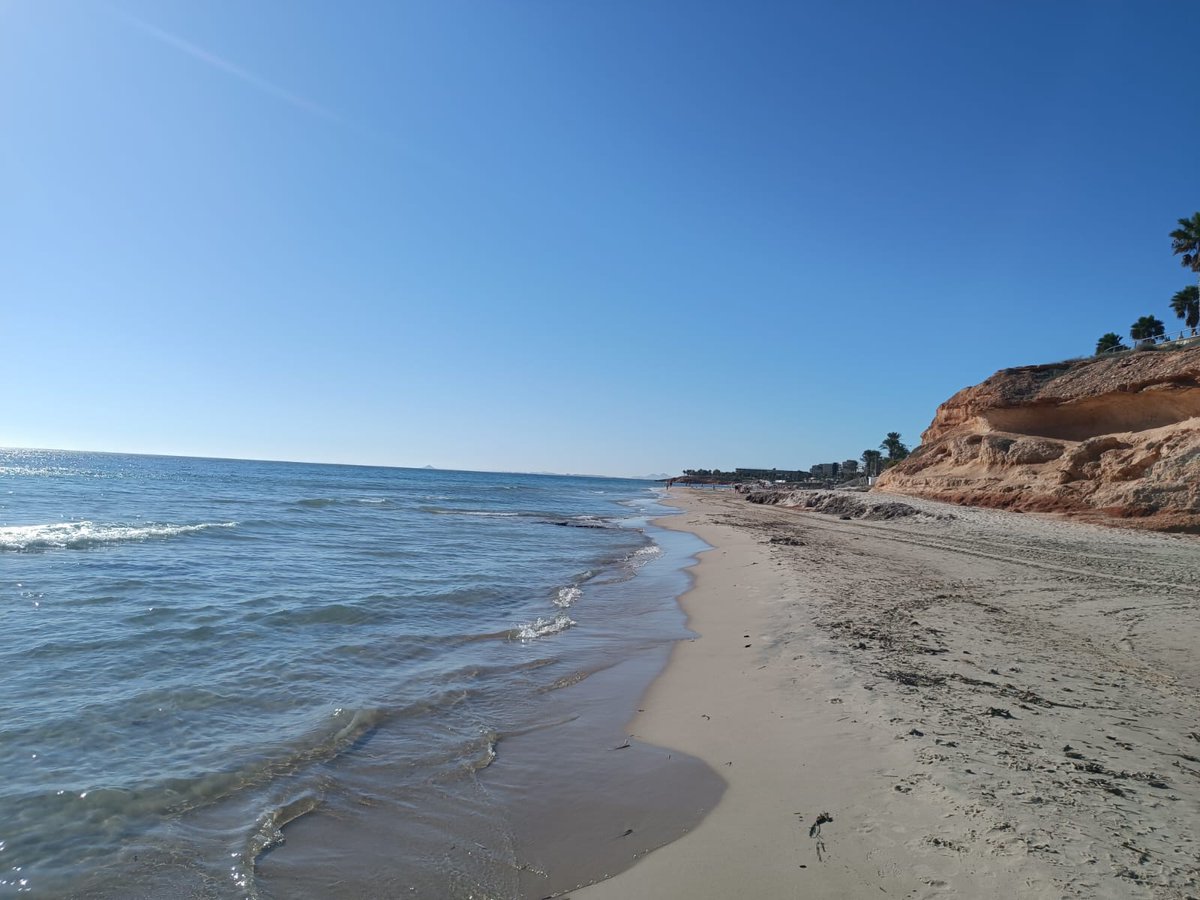 MeteOrihuela's tweet image. ¡#Veroño en estado puro! "Ponentada" en el área mediterránea, flujo de aire seco y recalentado, ayudando a subir las temperaturas por encima de los 30°C. Esta mañana (23/10/2025), vistas de la Playa de las #MilPalmeras, en #PilarDeLaHoradada (#Alicante). Imágenes: Germán Sánchez.