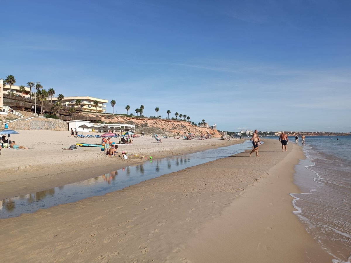 MeteOrihuela's tweet image. ¡#Veroño en estado puro! "Ponentada" en el área mediterránea, flujo de aire seco y recalentado, ayudando a subir las temperaturas por encima de los 30°C. Esta mañana (23/10/2025), vistas de la Playa de las #MilPalmeras, en #PilarDeLaHoradada (#Alicante). Imágenes: Germán Sánchez.