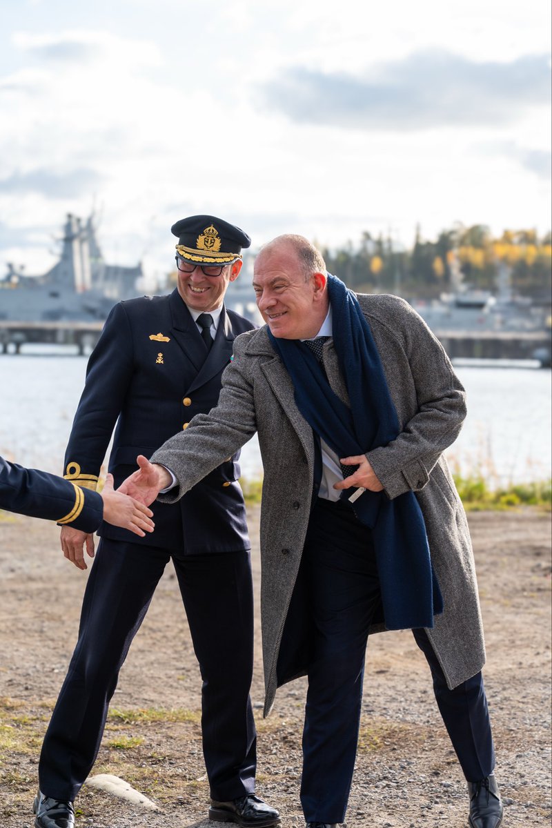 Swedish_Navy's tweet photo. I veckan har marinen besökts av såväl den franska ambassadören för Sverige, Thierry Carlier som den franska marinchefen, Amiral Nicolas Vaujour. Besöken visar på ett nära band mellan de båda marinerna och pekar mot ett samarbete som har potential att utvecklas än mer i framtiden. https://t.co/rS1K3wUGr4