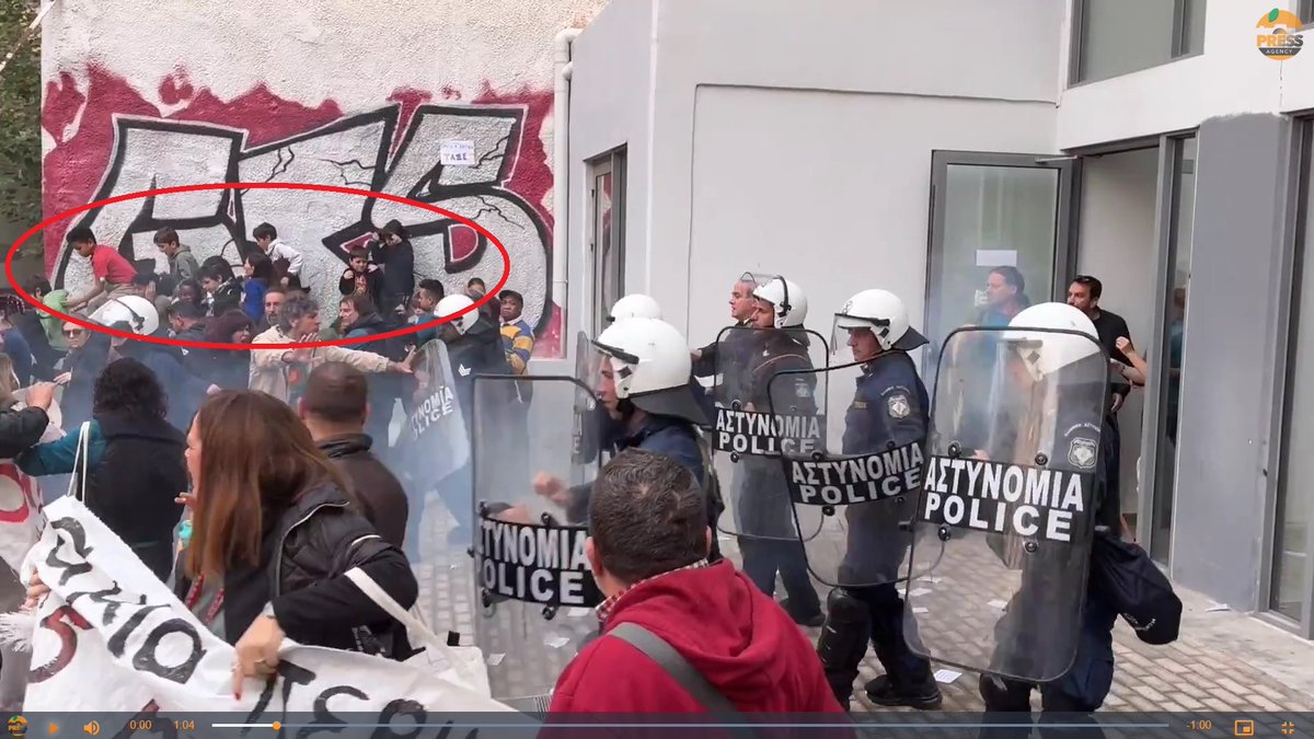 Τουλάχιστον έξι παιδιά του 36ου δημοτικού σχολείου Εξαρχείων στο ΙΚΑ Αλεξάντρας από την επίθεση με χημικά της συμμορίας της ΕΛ.ΑΣ. Άλλο ένα παιδάκι έχει μεταβεί στο Παίδων για περαιτέρω έλεγχο μετά από εντολή γιατρών. 
#antireport #σχολεια #αθηνα