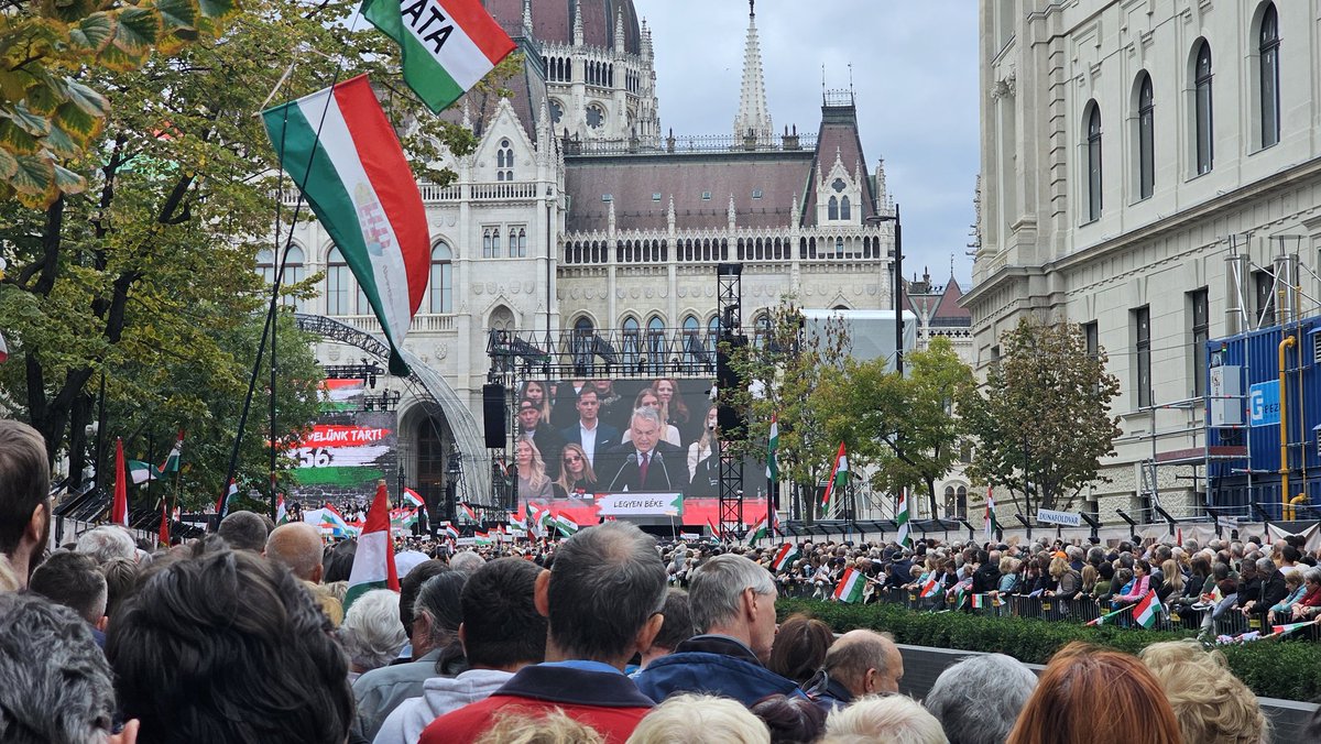 DrFangSimon's tweet photo. Megemlékezés az 1956-os forradalomról itthon és Budapesten. "1956 nem múlt el...a tartás nem változik...minden népnek joga van szabadságban élni! Azért kellett fellázadni ha idegen népek akarták megmondani hogy mi hogyan éljünk!" 🇭🇺🙏 https://t.co/BFAyfjScYY