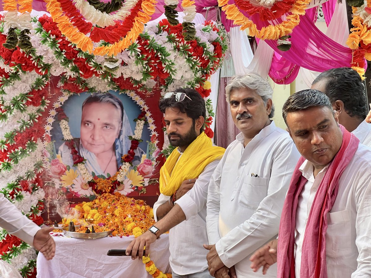 amitjnp76's tweet image. समाजवादी मजदूर सभा, जौनपुर के ज़िलाध्यक्ष श्री मनोज कुमार शर्मा जी के माता जी के श्रद्धांजलि सभा में
@samajwadiparty @yadavakhilesh @ShyamLalPalSp
#samajwadiparty #jaunpur #samajwadimajdoorsabha