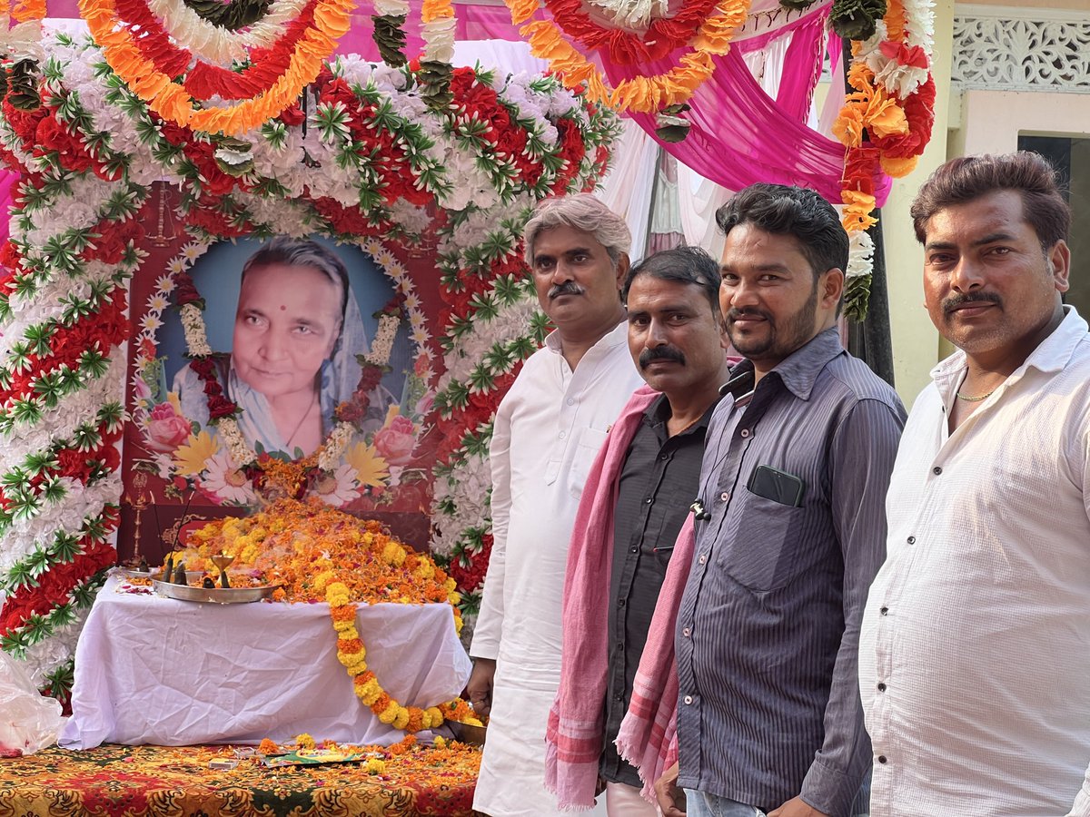 amitjnp76's tweet image. समाजवादी मजदूर सभा, जौनपुर के ज़िलाध्यक्ष श्री मनोज कुमार शर्मा जी के माता जी के श्रद्धांजलि सभा में
@samajwadiparty @yadavakhilesh @ShyamLalPalSp
#samajwadiparty #jaunpur #samajwadimajdoorsabha