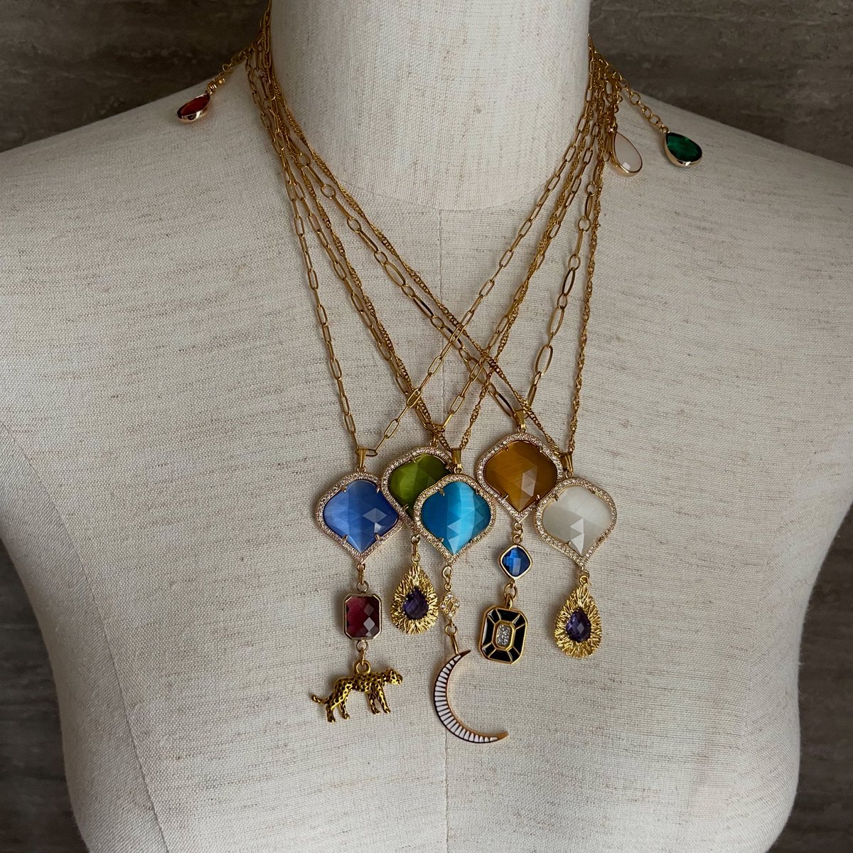 12月のイベント出店に向けてネックレス作ってます🐆