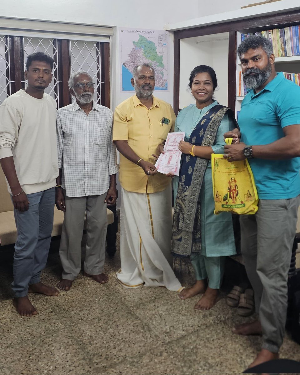 jennifer_ntk's tweet image. பழமையும் பெருமையும் வாய்ந்த சுசீந்திரம் அருள்மிகு பாலசுப்பிரமணிய சுவாமி திருக்கோயிலின் கந்தசஷ்டி திருவிழாவில் கலந்துகொள்ள திருக்கோவில் அறங்காவலர் திரு அய்யாவுபிள்ளை மற்றும் திரு ராஜேந்திரன் அவர்கள் நம்மை சந்தித்து பேரன்போடு அழைப்பிதழ் வழங்கினர்.

இச்சந்திப்பையொட்டிய உரையாடலில்…