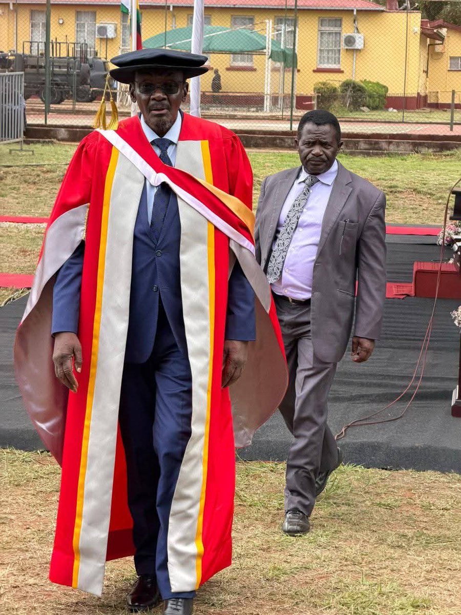 keke_rusambo's tweet image. Celebrating excellence in leadership!
VP Cde Kembo Mohadi has been conferred with a PhD in Social Sciences, recognizing his tireless service to the nation. 🎓🇿🇼
#ED2030 #GZUGraduation #Resolution1
