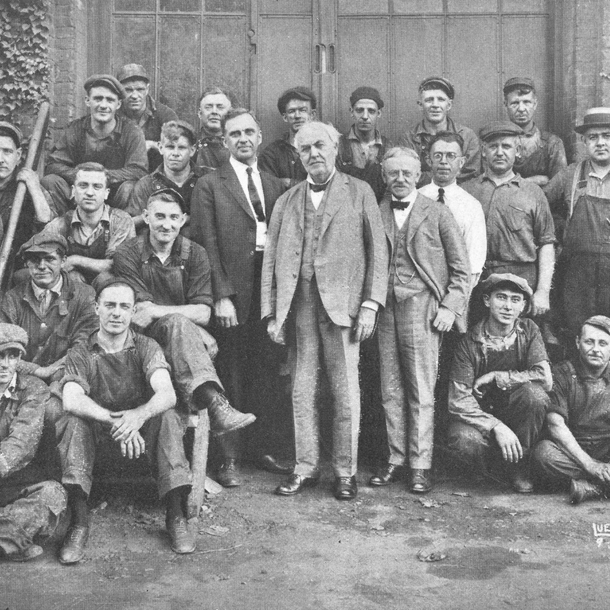 johnsoncontrols's tweet image. What happens when a visionary inventor meets a master engineer? 

Over 140 years ago, Edison joined forces with Frederick Grinnell to create the quartz bulb sprinkler head—a revolution in fire protection🔥💡 Learn more: on.jci.com/3ZrKP7a