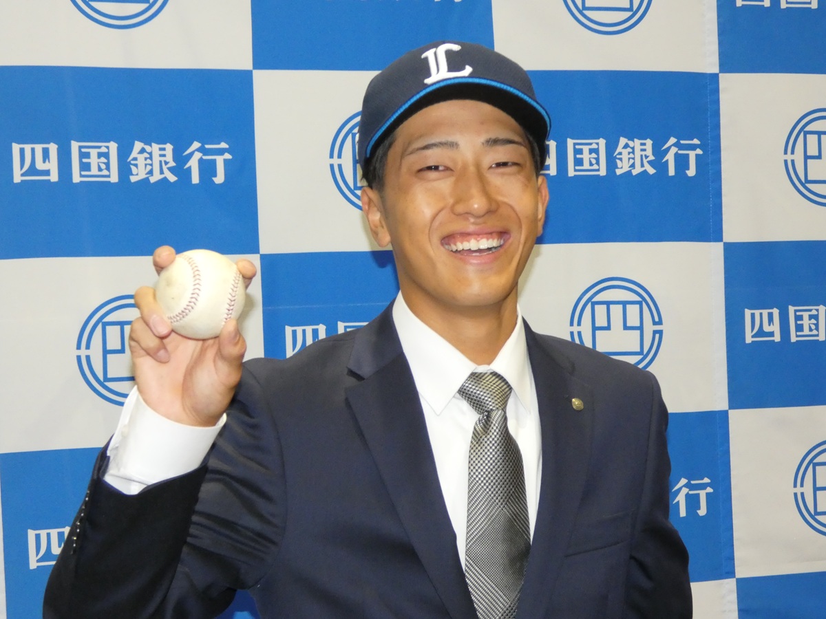 shikoku_bank's tweet photo. 埼玉西武ライオンズに6巡目指名を受けました川田悠慎選手の記者会見を行いました。

また、川田選手の指名直後の生の声をいただきました！

-指名を待っているときの心境は？
　呼ばれるかどうか、不安な気持ちの方が強かったです。

-指名されたときの心境は？
　言葉では表せれないです。

-埼玉西武ライオンズで尊敬する選手は？
　栗山巧選手です。バッティングの動画を見て勉強させてもらいました。

-指名されたことを一番に誰に伝えたいですか？
　父親には真っ先に伝えたいと思いました。先ほど電話で「本当におめでとう」と言ってもらいました。

-川田選手の武器は？
　足が一番の武器です。

-入団後の目標は？
　盗塁王をとることです。

川田選手、おめでとうございます！

#四国銀行 #四国銀行野球部 #川田悠慎 #埼玉西武ライオンズ #ドラフト会議 #プロ野球 #高知 #社会人野球