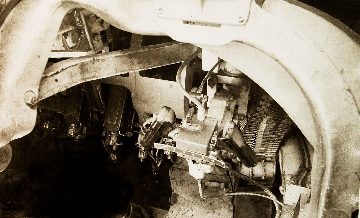 I would like MOAR DAKKA on my tank, please...
Clearing a jam on one of the lower cal. .50s looks annoying... but then there are still another five.