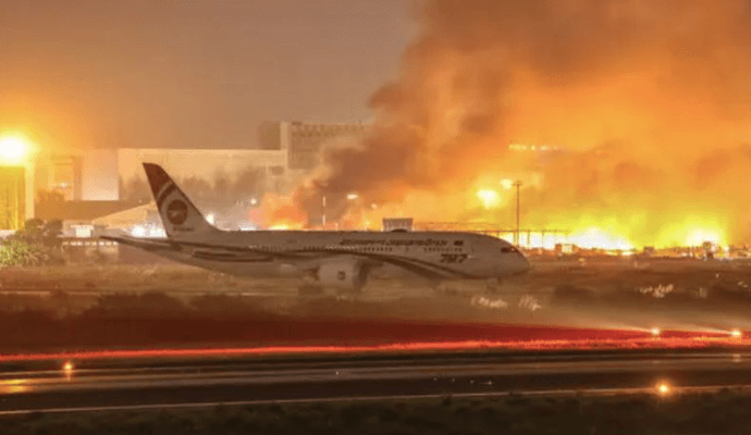 Un gigantesco #incendio se desató el sábado 18 de octubre de 2025, alrededor de las 14:15 hora local, en la sección de carga del Hazrat Shahjalal International Airport (HSIA), ubicada en #Dhaka, Bangladesh.

mascontainer.com/incendio-en-ae…