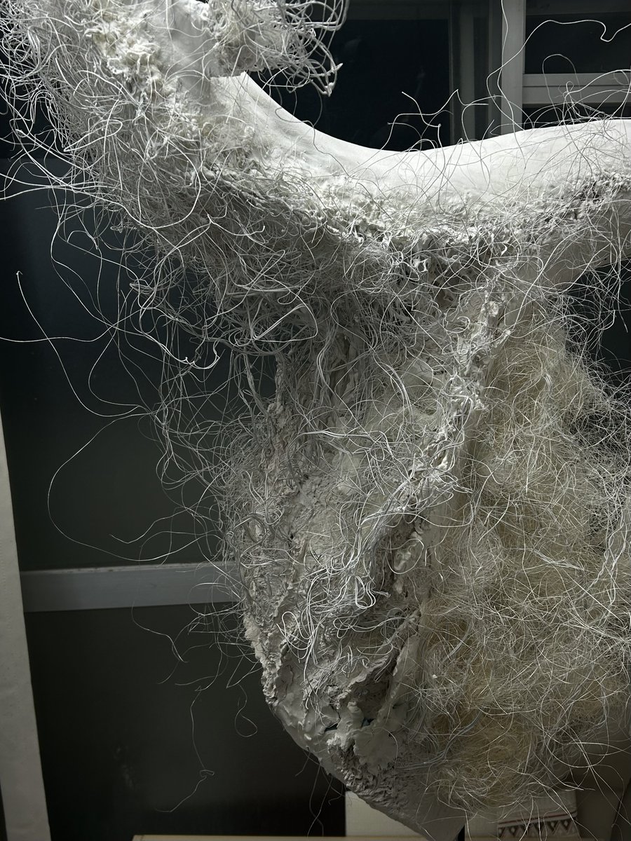 グループ展『NAUTILUS DIVER』用の作品もやっと分岐点。

ほどけていくような表現。自分の形も覚えてないような虚さ。凄く難しい。

はやくこの作品の全貌をみてほしい！