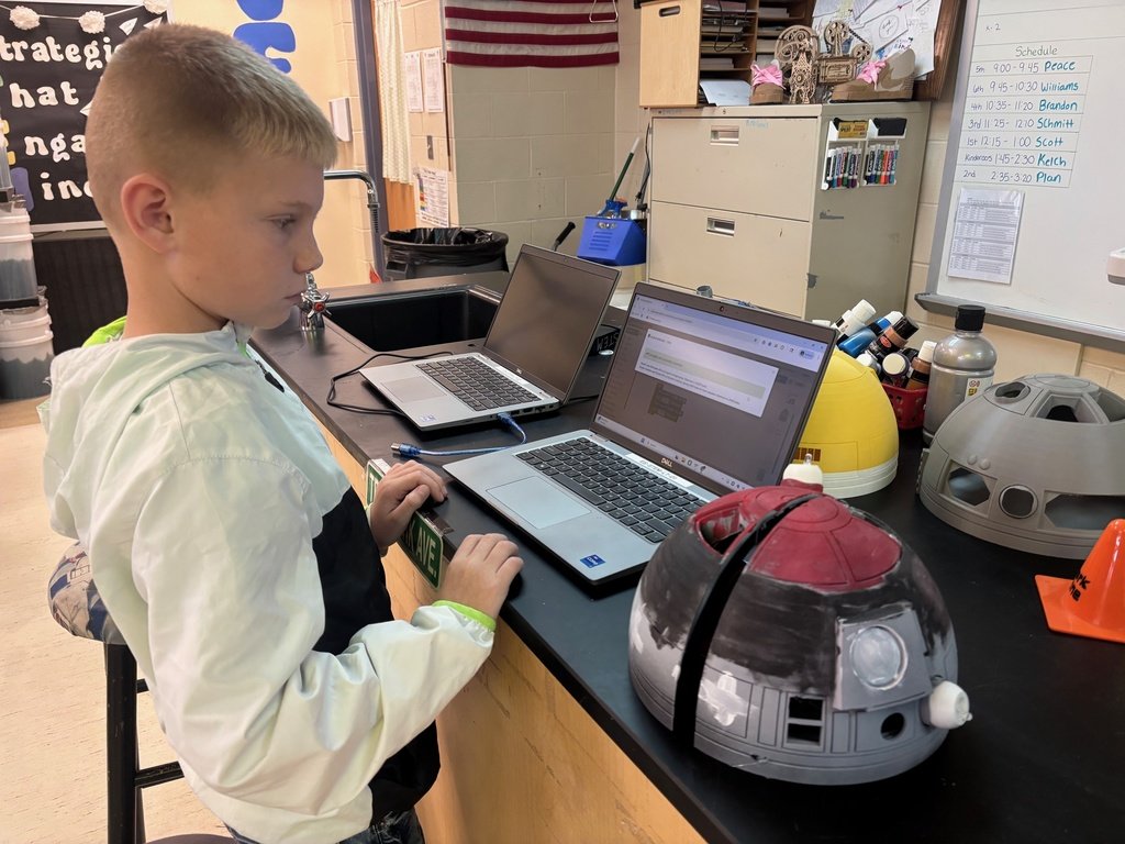 GEVSD's tweet image. 💡🤖 Energy is buzzing in STEM! Mr. & Mrs. McGinnis’ students are designing, painting & wiring bots for the Ohio Code Scholar Program. Many wired their first functioning light 💡—showing real growth in electronics & design! ⚙️🎨 #IgniteInspireInstill