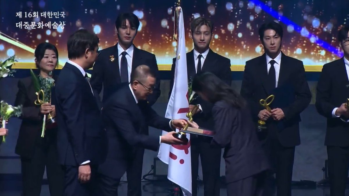 ROSÉ received the "Presidential Commendation" award at the 16th Korea Popular Culture and Arts Awards.

—She is the first K-pop soloist to receive the Presidential Commendation this decade.