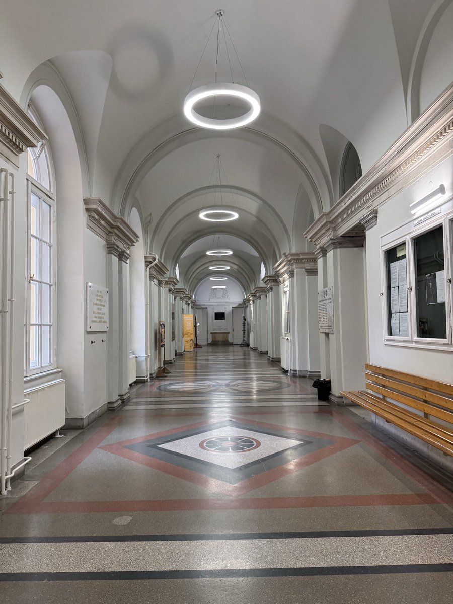 Унгар улсын Будапешт хотод 5 жил  сурч, эрх зүйч мэргэжил эзэмшсэн хайртай сургуульдаа дахин очих сайхан байлаа. 1635 онд байгуулагдсан Өөтвөш Лорандын нэрэмжит шинжлэх ухааны их сургуулийн Хууль зүйн сургуульд сурч байх үеийн сайхан дурсамжууд санаанд тодхонд үлджээ.  
Манай