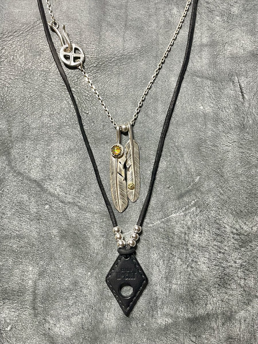 bobcya1's tweet photo. ひっさびさの創作活動〜😆
革で作ったグラスホルダーに
STUDIO T&Y の革紐や
シルバービーズ達を合わせて
ペンダントに
フェザーと重ねづけすると
こんな感じになる予定
バックに垂らした
2本の革紐の先で揺れる
カレンシルバービーズが
お気に入りです😊
#studiotandy
#レザークラフト https://t.co/dTFAySnQCQ