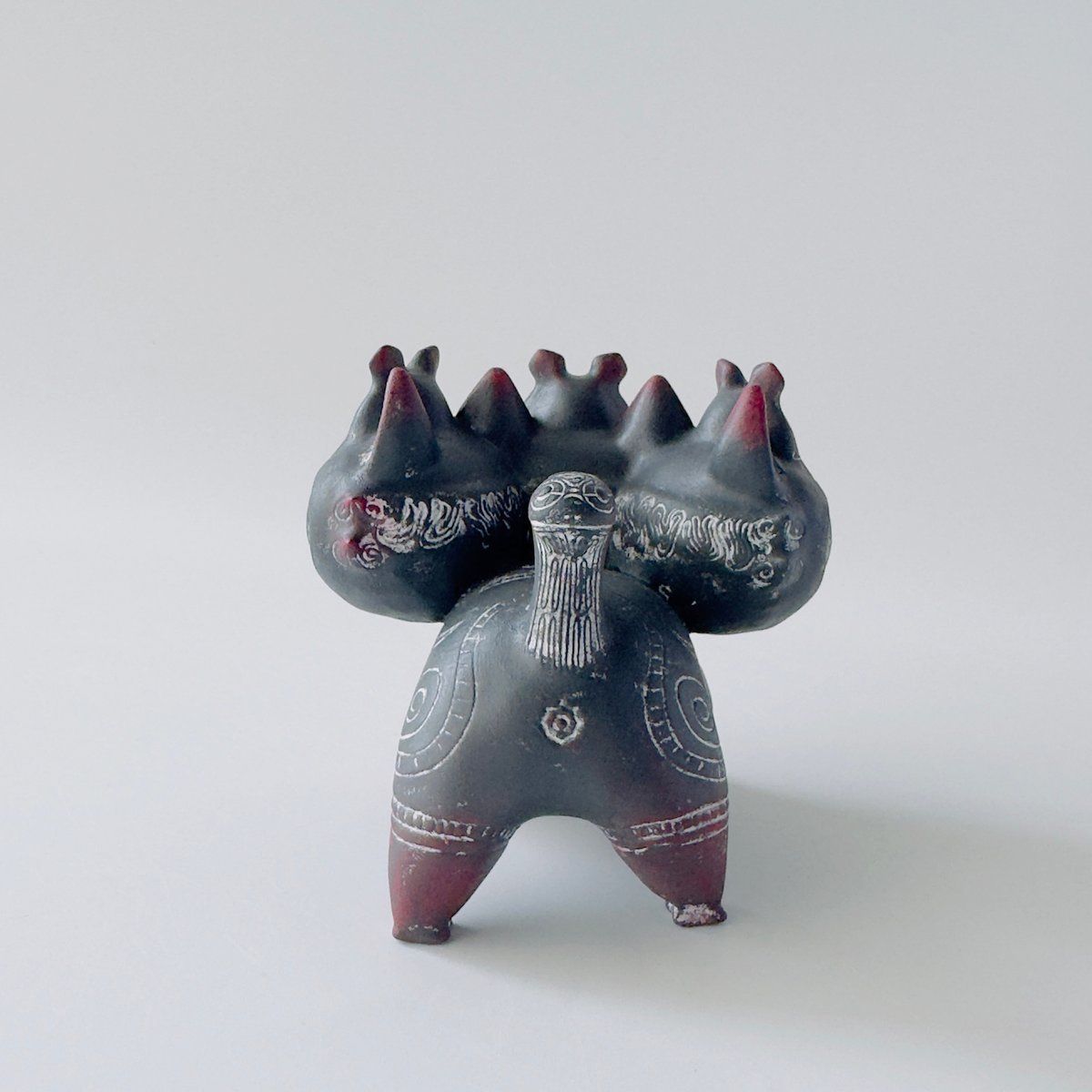 Web Coming soon...
10.28 tue 20:00-

乙幡啓子 ／ 遮光器 土偶犬「ドッグゥ」｜ケルベロス土偶

遮光器土偶の犬、ドッグゥが冥界の番犬ケルベロスバージョンに！ てっぺんと足元のワインレッドが効いてます！ 

<a href="/otsuhata/">乙幡啓子(妄想工作所)</a>