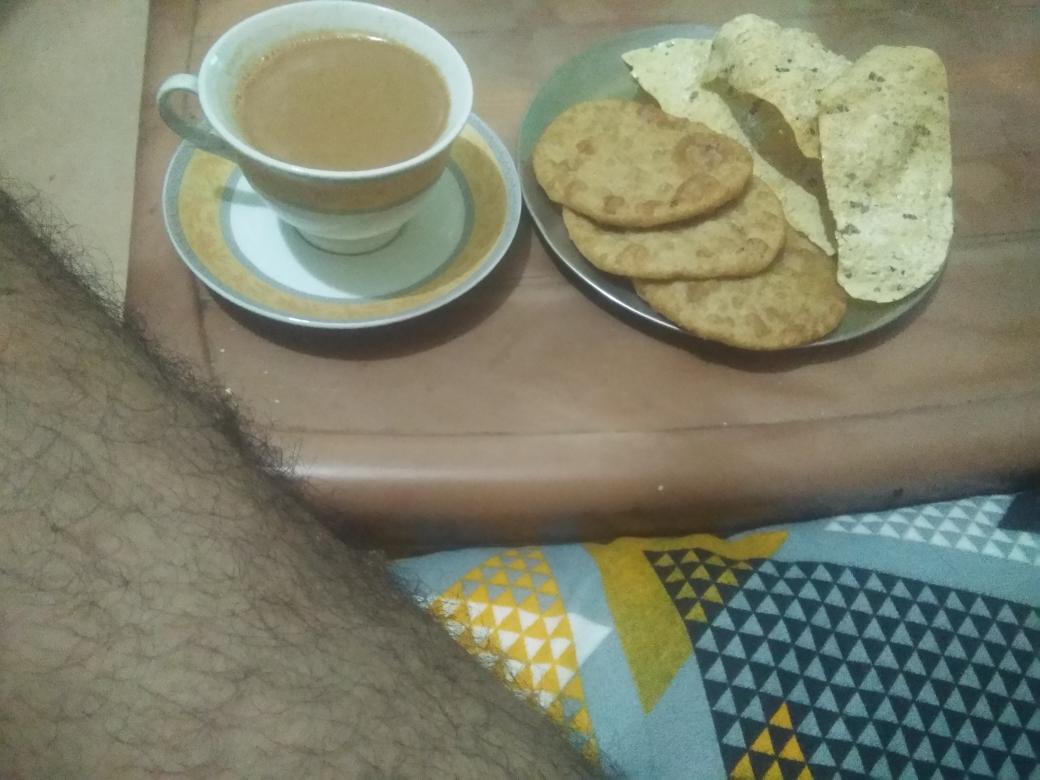Nashta thodi izzat k sath krne ka mann ho rha tha..toh mummy ne aise de diya😀

Aaloo kachoriyan
Moong paapad

&amp; Adrak+ilaichi wali chai!😋