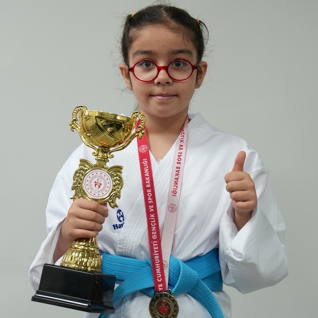 erdemligelecek's tweet photo. Damla Nur Doğan
Kata https://t.co/JvotYyy34Mği
2017–2018 Bayan Takım Kumite https://t.co/JvotYyy34Mği🏆

Belinay Erva TENGİZ
11 - 12 yaş kategori bayan takım kumite 1.ligi 🏆

Başarılarıyla bizleri gururlandıran öğrencilerimizi yürekten kutluyor, emeklerinin ve azimlerinin daim olmasını diliyoruz. 💫

#ErdemKoleji #Başarı #Tebrikler #İlkokul #Ortaokul #Lise #ErdemliGelecek #EğitimdeErdem #Gurur #ÖğrencilerimizleGururDuyuyoruz #BaşarıBizimle #AkademikBaşarı #ErdemAilesi