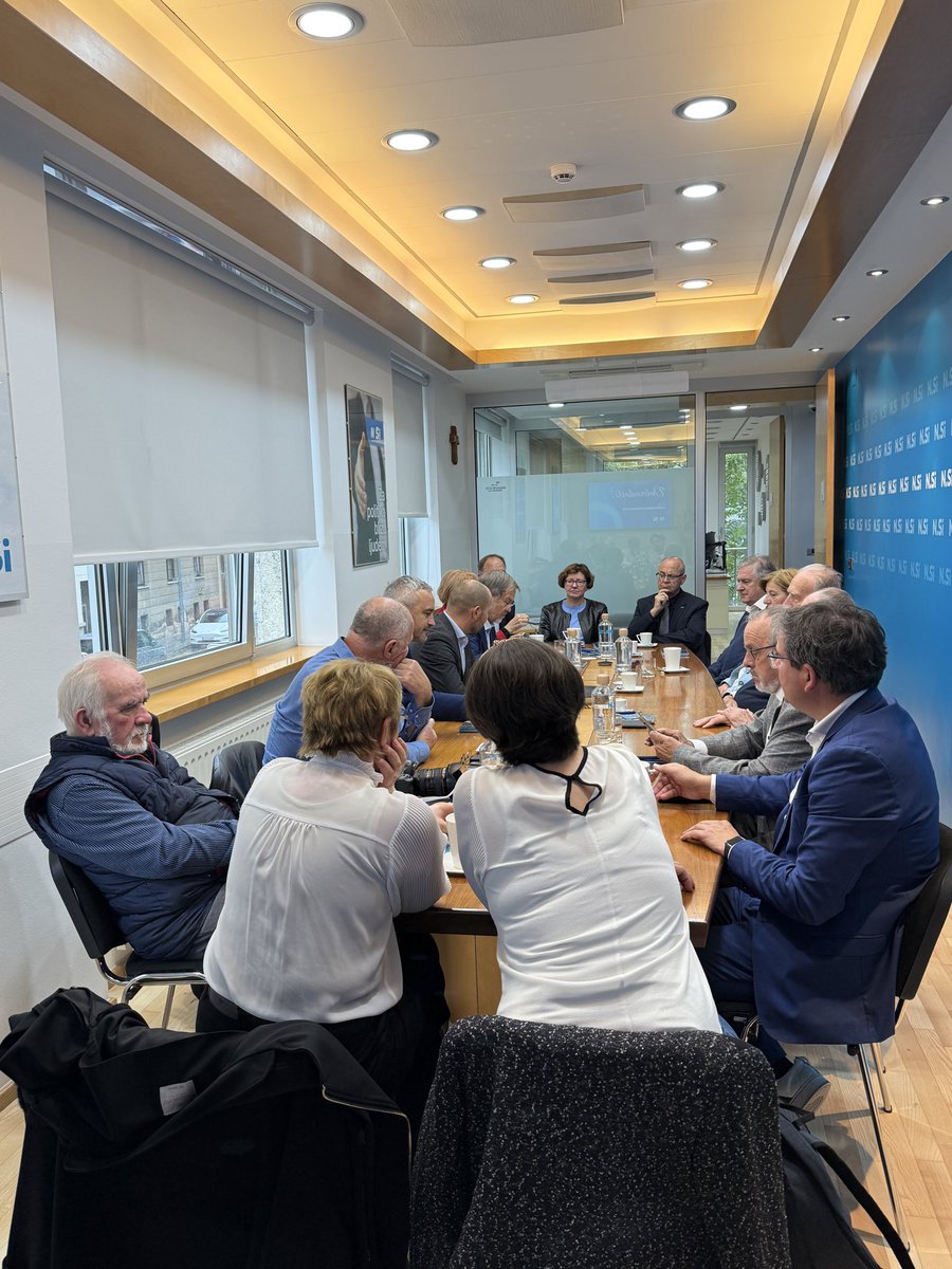 NovaSlovenija's tweet image. 👌 Dobro vzdušje na srečanju Kluba KD, ki združuje nekdanje funkcionarje krščanske demokracije. 

In zaključki? 💪 Gremo v akcijo, da pridemo do desnosredinske koalicije in dosežemo spremembe. 

#nsi #klubkd #kd #nsivakciji 

Vodenje kluba prevzema Nace Polajnar 👏