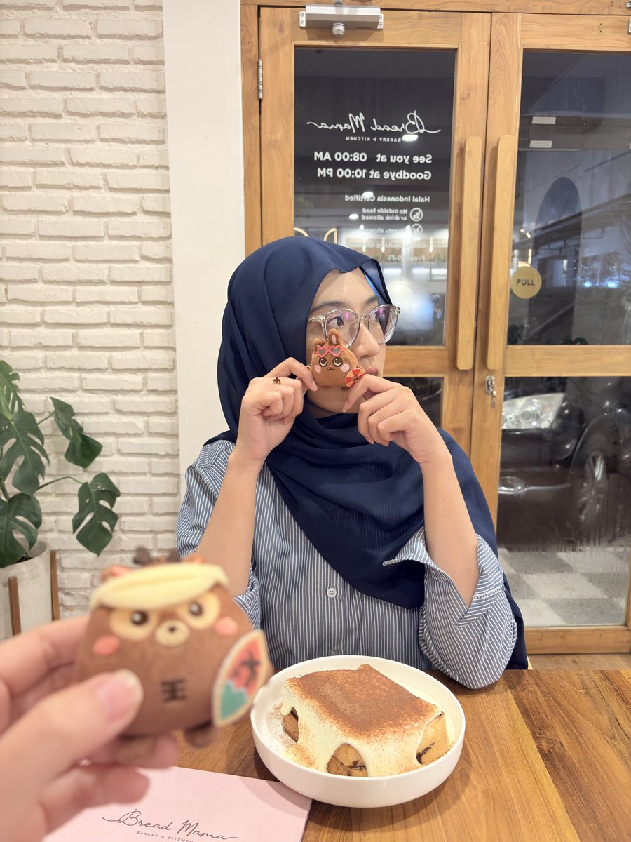 bbinily's tweet photo. after werk’s dessert 🧁 https://t.co/BQ7ngUUCKZ