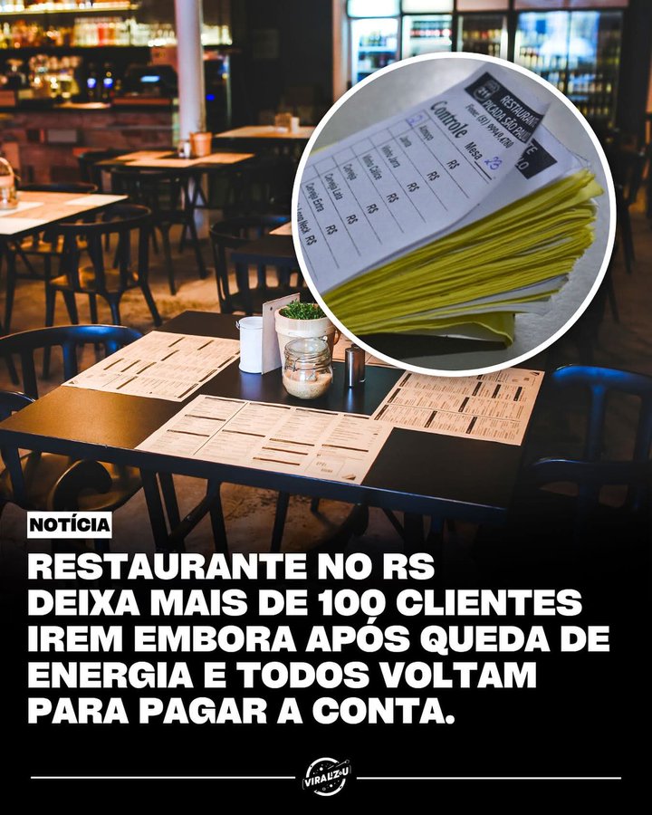 Restaurant interior with wooden tables and chairs arranged neatly some with white cloths. Bar area in background with shelves of bottles and glass doors. Dim lighting from overhead lamps. Foreground features a circled stack of yellow bills on a table next to salt shaker and small plant pot. Overlaid text in Portuguese describes news of bill waiver for over 100 customers after power outage with all returning to pay.