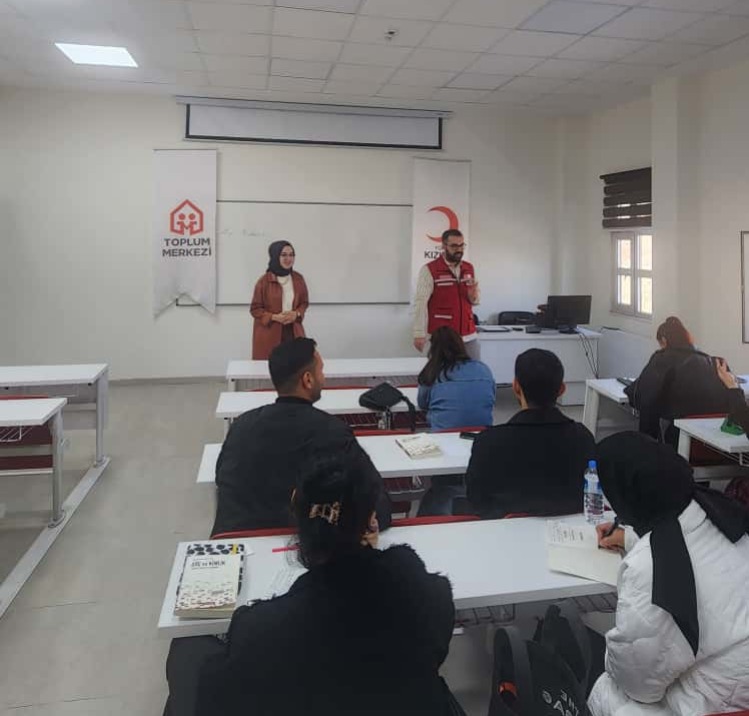 KizilayTM's tweet photo. #Kahramanmaraş Toplum Merkezi olarak, Kahramanmaraş İstiklal Üniversitesi Psikoloji Bölümü öğrencilerine “Göç Hareketliliğinde Toplum Temelli Çalışmak ve Disiplinler Arası İş Birliği” konulu bilgilendirme oturumu düzenledik. https://t.co/LmQddbIs3v