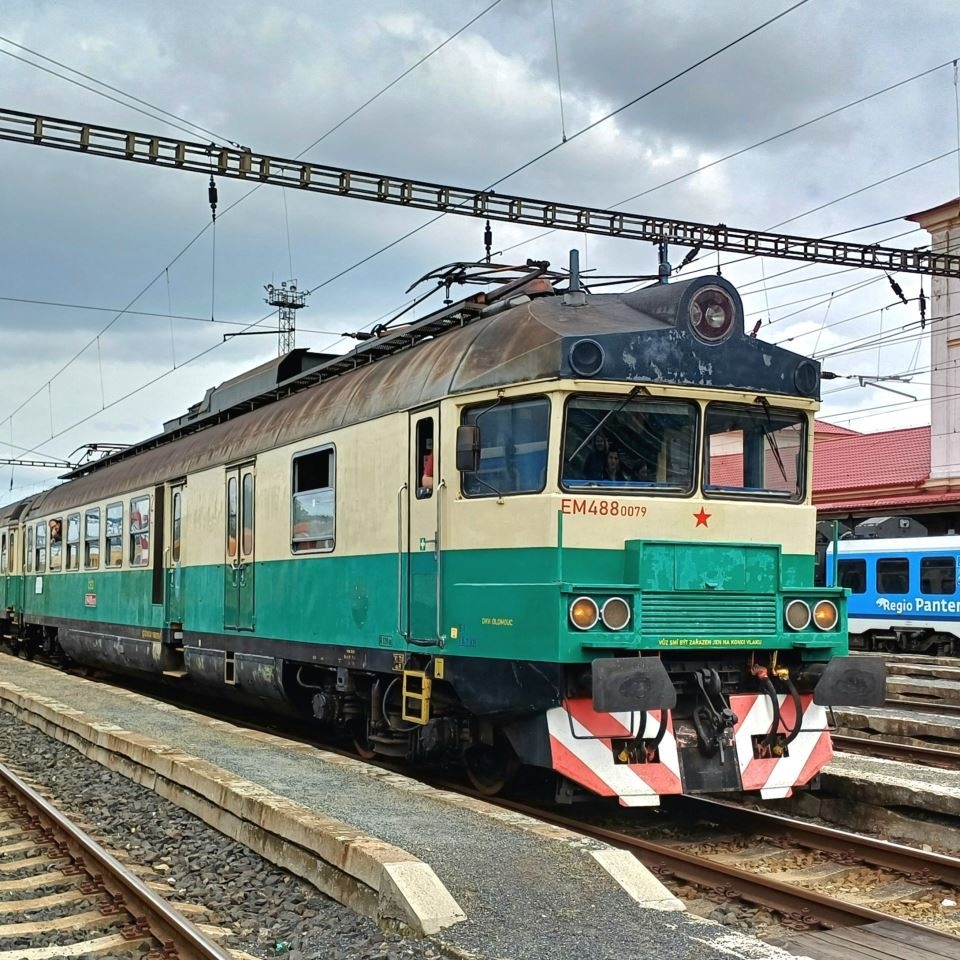 Rosnička a Tornádo v akci!💥

Olomoucko zažije víkend plný páry, nostalgie a železničních legend.

🔵V sobotu 25. října na koleje vyjede parní kráska Rosnička (464.202) ze sbírek NTM – dopoledne z Olomouce do Prostějova, odpoledne údolím Bystřice až do Hrubé Vody.

🔵Součástí