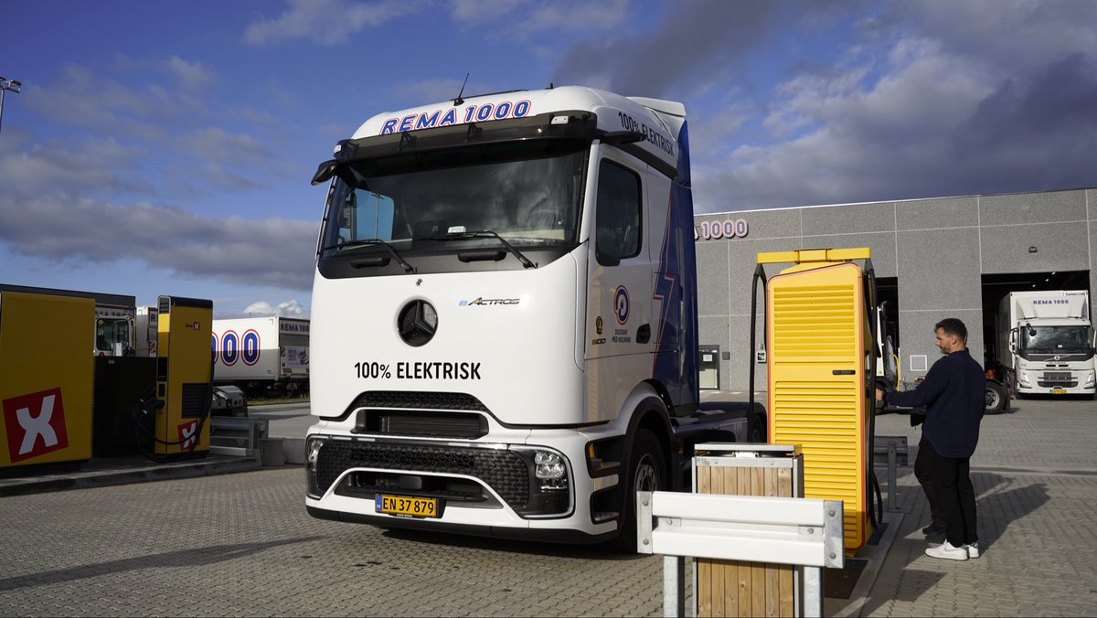 JonasSchroder's tweet image. Så har vi købt to nye vilde el-lastbiler - rækkevidden er nu på 600 km, så vi kan dække hele Danmark med dem. Samtidig har vi fået installeret en 1 megawatt-lader ved vores distributionscenter i Horsens.
Vores elektriske flåde er nu på 32 lastbiler ⚡️
#dkbiz