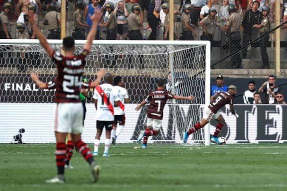 hernanson's tweet photo. Hinchas de River haciendo barras por Flamengo …

Más cogido no viene https://t.co/4xfk8ug6gT