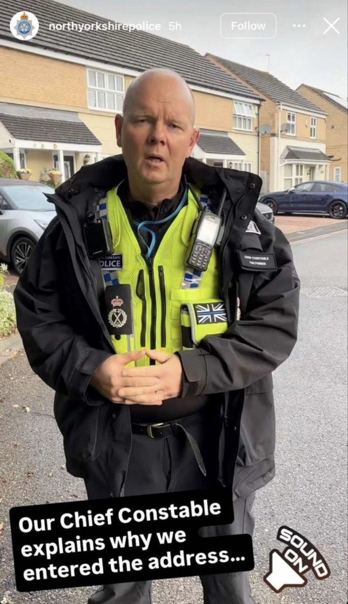 DrRebeccaTidy's tweet photo. Imagine a Chief Constable ruining his own officers’ graduation by reporting them to Professional Standards over uniform standards + then going viral because his flies are down on official police media.

Can't make this up. 🤦🏼‍♀️

#northyorkshirepolice https://t.co/ToHWl4dYO6