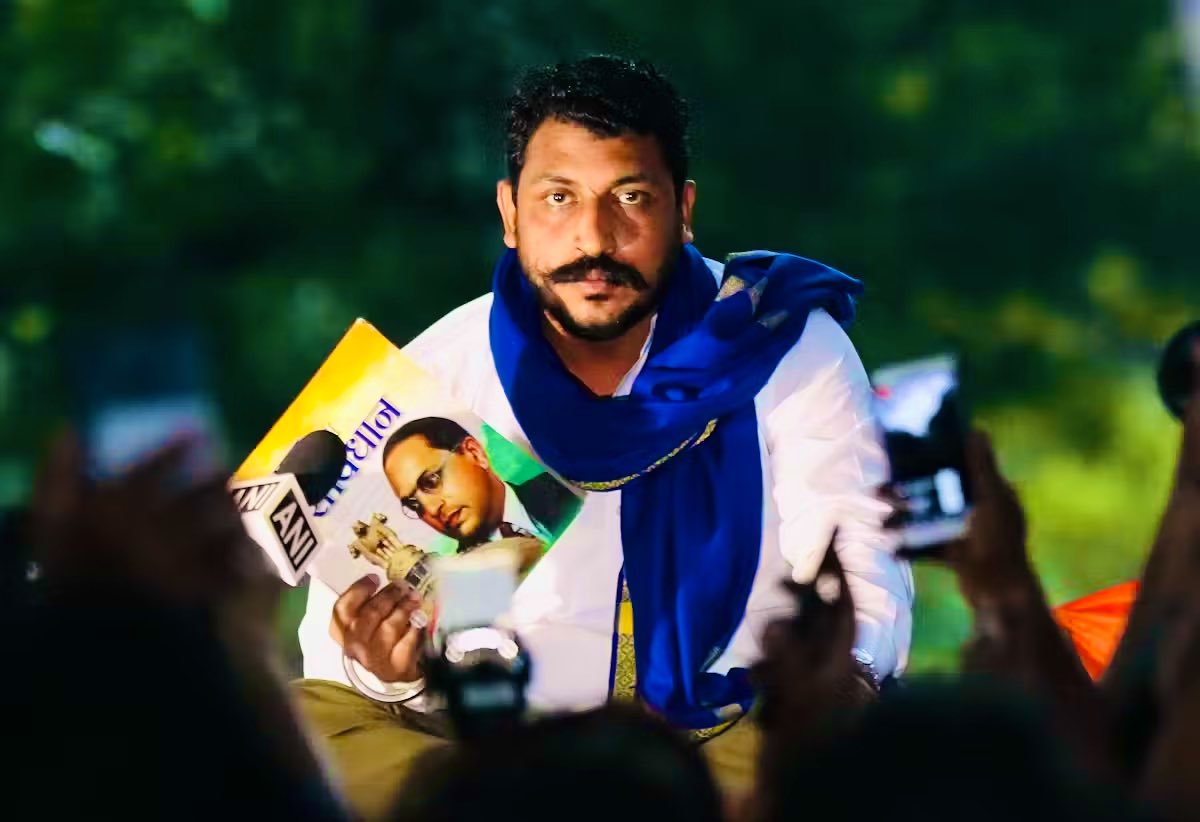 ०
मान्यवर कांशीराम साहेब के बाद पूरे भारत में भाई चंद्रशेखर आज़ाद जी के चेहरे पे देश के तमाम शोषित/वंचित समाज का भरोसा जगा है।
ये भरोसा किसी विरासत की सेंधमारी या लंदन की डिग्री दिखाकर नहीं आया है बल्कि शोषित समाज के साथ खड़े होने से आया है।

आज भाई चंद्रशेखर आज़ाद जी के नेतृत्व