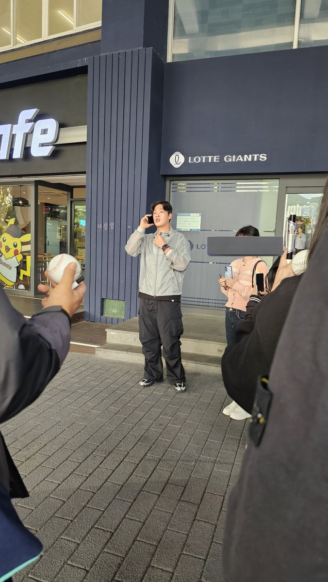 보통 통화를 끝내고 나오지 않나
밖에서 몇 분동안 통화하다가 싸인해줌ㅋㅋㅋㅋㅋㅋㅋㅋㅋㅋㅋㅋㅋ