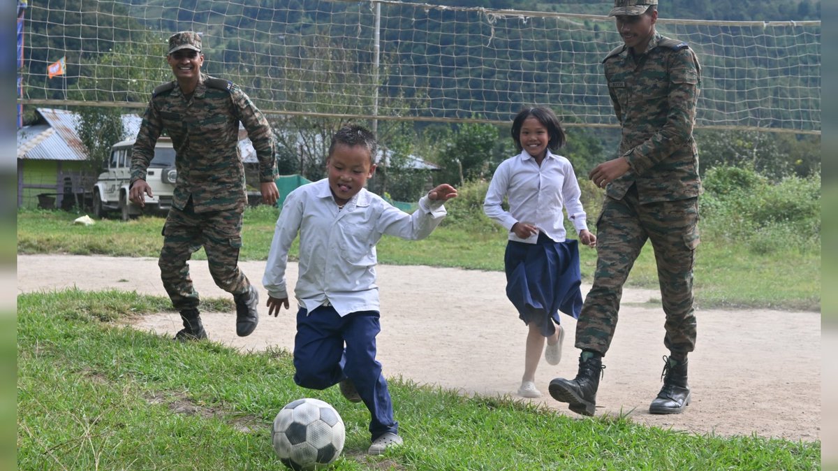 MyGovArunachal's tweet photo. As part of #OperationSadbhavna, the Red Horns Division of Gajraj Corps organized a Sports Equipment Donation Camp at Bishung Phudung Govt Primary School, Dirang Valley, encouraging students to stay active, develop teamwork &amp; explore their sporting talents for a brighter future. https://t.co/uoEHrobJGo