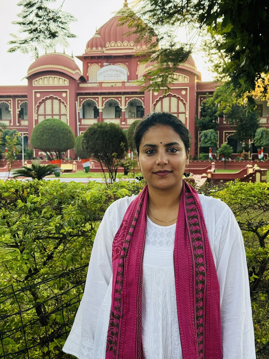 "ग्राउंड की रिपोर्टर – मेधा यादव।"

प्रिय मेधा यादव, <a href="/Medhareports/">Medha Yadav</a>

शाम उतर रही है। सूरज अब आसमान के आख़िरी सिरों पर धीमे-धीमे धुँधला रहा है। सड़कों पर गाड़ियों की रफ़्तार थोड़ी थकान लिए दौड़ रही है, जैसे दिन भर की भागदौड़ के बाद अब सबको कहीं न कहीं लौटना है। पर मैं नहीं लौट रहा,