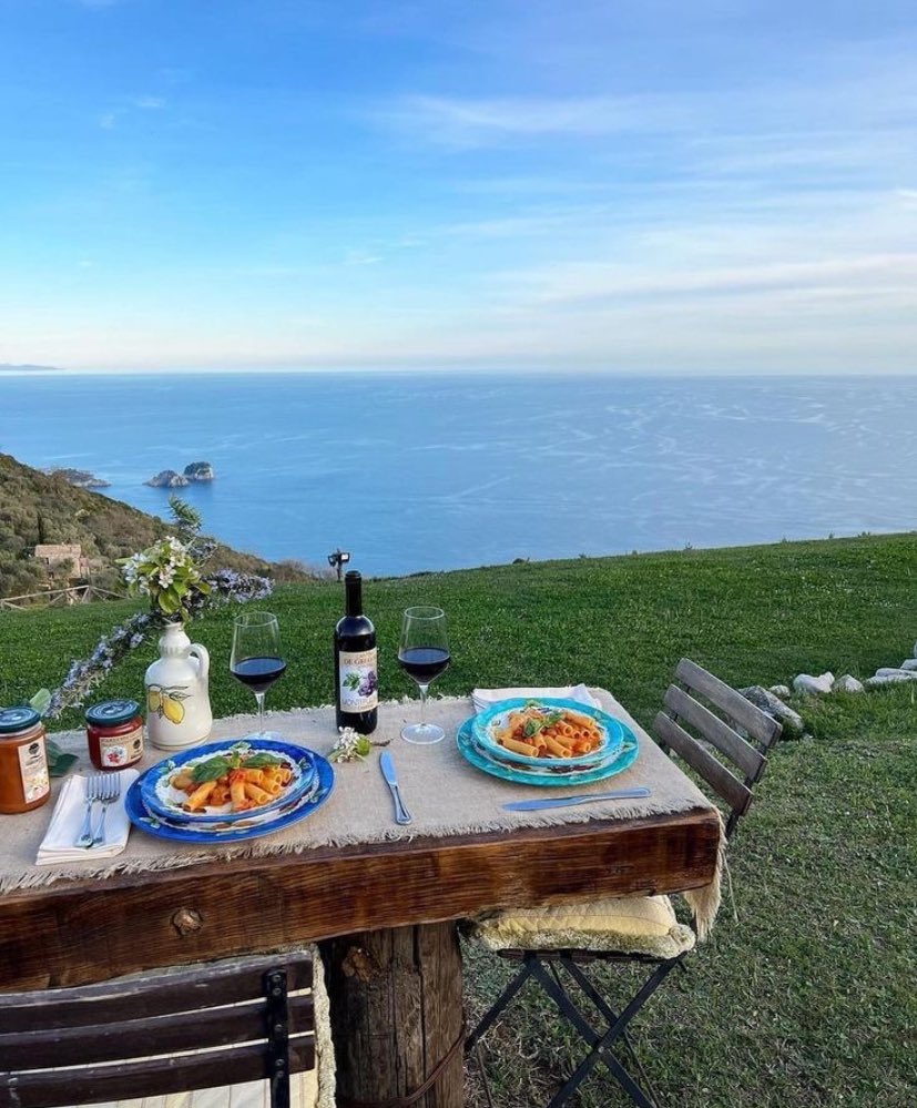 iki kişilik masalarda yanımda hayal ettiğim tek kişi sensin mesela