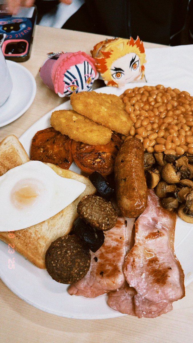 Amuiiart's tweet image. Jetlag hit hard - first thing after landing: vitamin C shot with @02png 🥵