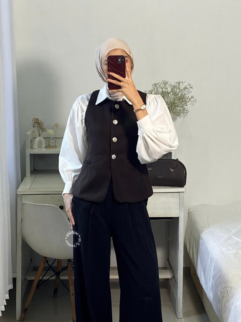 lildipie's tweet photo. Yang suka layering outfit, wajib banget punya vest vest cantik kaya ini🥹🤍 https://t.co/ZZInVWTqnP