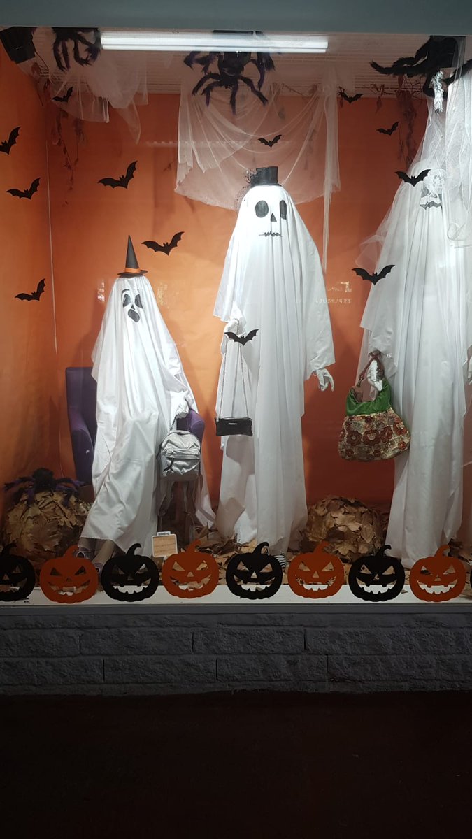 Nuestro alumnado de Comercio nos vuelven a sorprender con el escaparate de #Halloween
Gracias