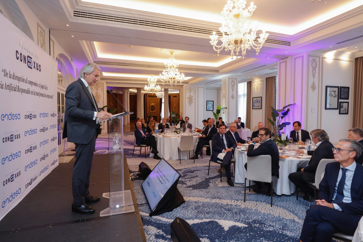 FConexus's tweet image. Manuel Broseta, durante el encuentro con Paco Salcedo, ha insistido en que, aunque la #IA avanza a pasos agigantados, el futuro sigue siendo humano: &quot;La colaboración entre personas y máquinas será clave para construir una sociedad más eficiente, justa y sostenible&quot;. @MicrosoftES