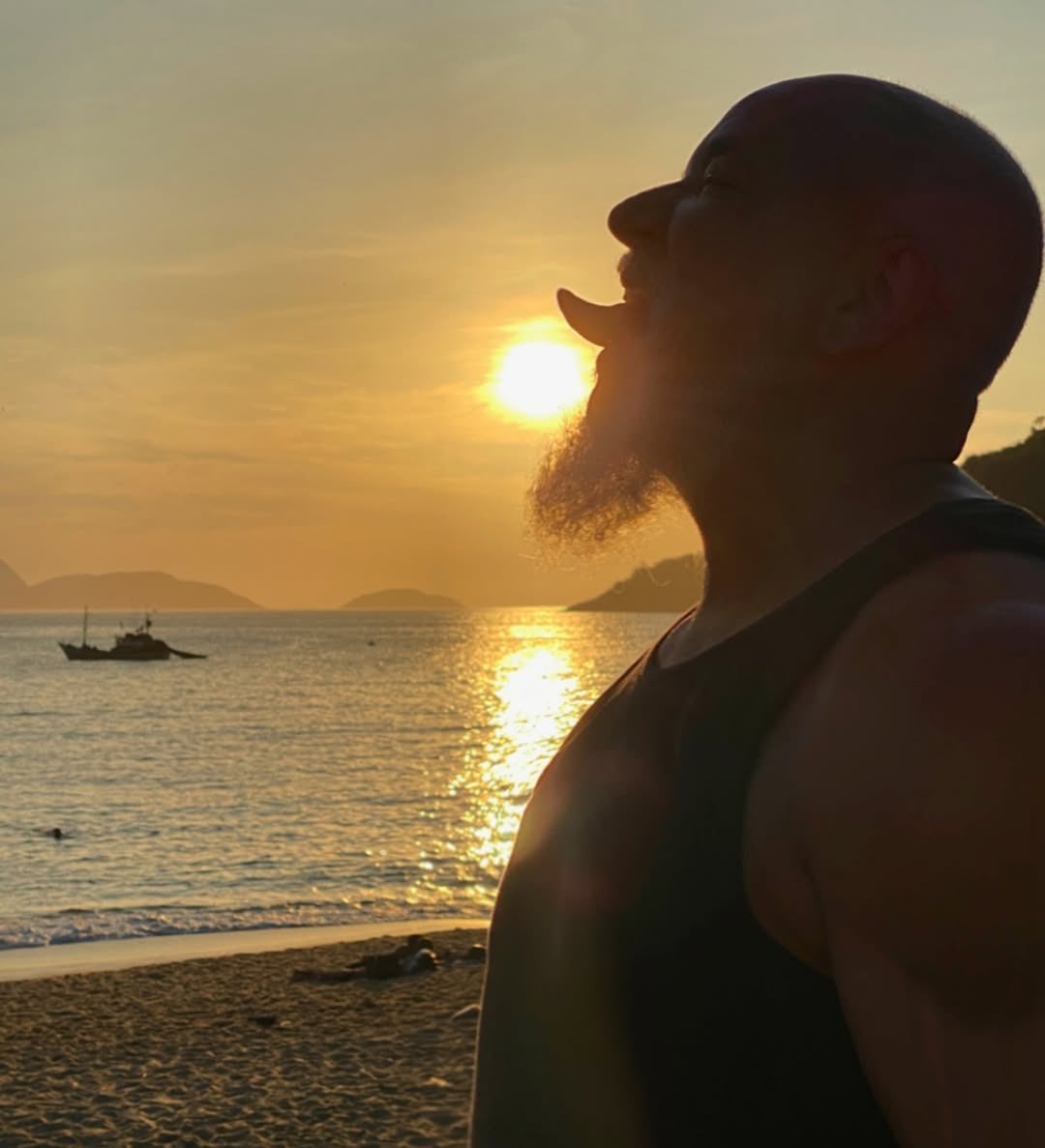 caicodequeiroz's tweet image. Hoje meu #tbt é de um dia incrível 🌞
Que começou assim com muita irreverência, boas risadas e uma luz de tirar o fôlego na Praia Vermelha na Urca no Rio ai com a luz dourada foi bricar com o horizonte.
Momentos como esse lembram que a vida é feita de leveza e de saber brincar c