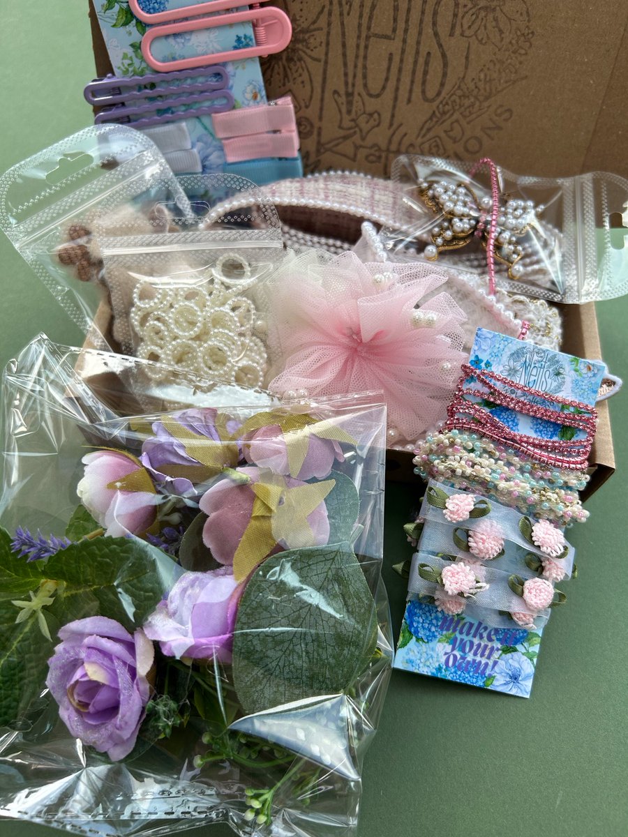 craft bundles in my Etsy shop,if you like mindfulness activity take a look nettskrafts.etsy.com/listing/439125…