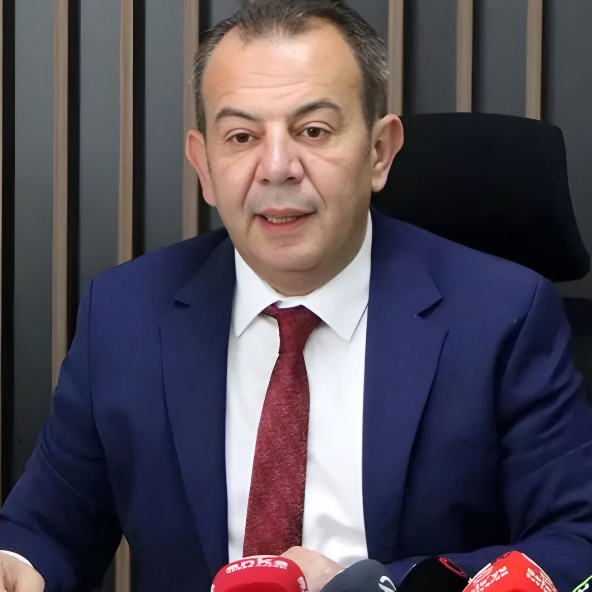 Tanju Özcan: “Sayın Kılıçdaroğlu ve ekibi partiye gelirse beni atıp atmaması hiç umurumda değil.

Ben mahkeme kararıyla partinin başına gelen heyeti bir cunta heyeti olarak kabul ederim.

Siyasi cunta, partinin başına gelirse istifa ederim.”
