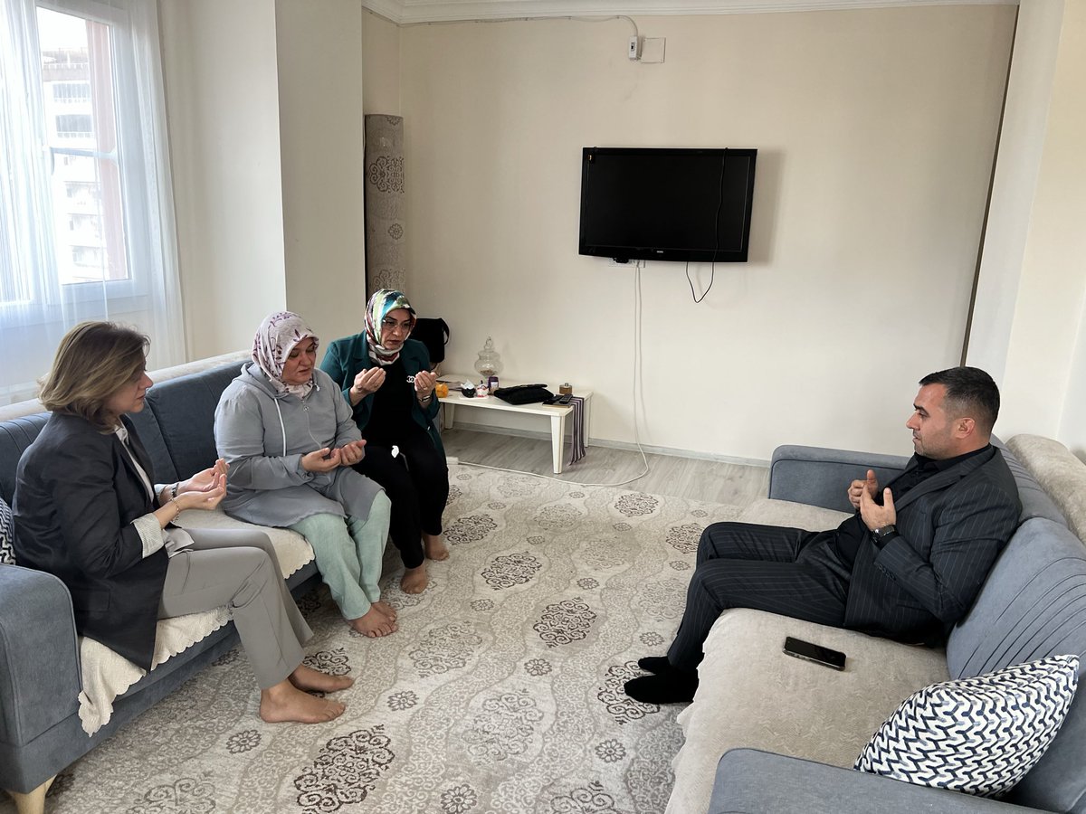 📍İslahiye

İslahiye İlçe Başkanımız Reşit Uluşan ve İlçe Kadın Kolları Başkanımız Neriman Polat ile birlikte,
Kadın Kolları Teşkilat Başkanımız Pelin Kızılay’a merhum eşi için taziye ziyaretinde bulunduk.

Merhuma Allah’tan rahmet, ailesine ve yakınlarına sabır ve başsağlığı